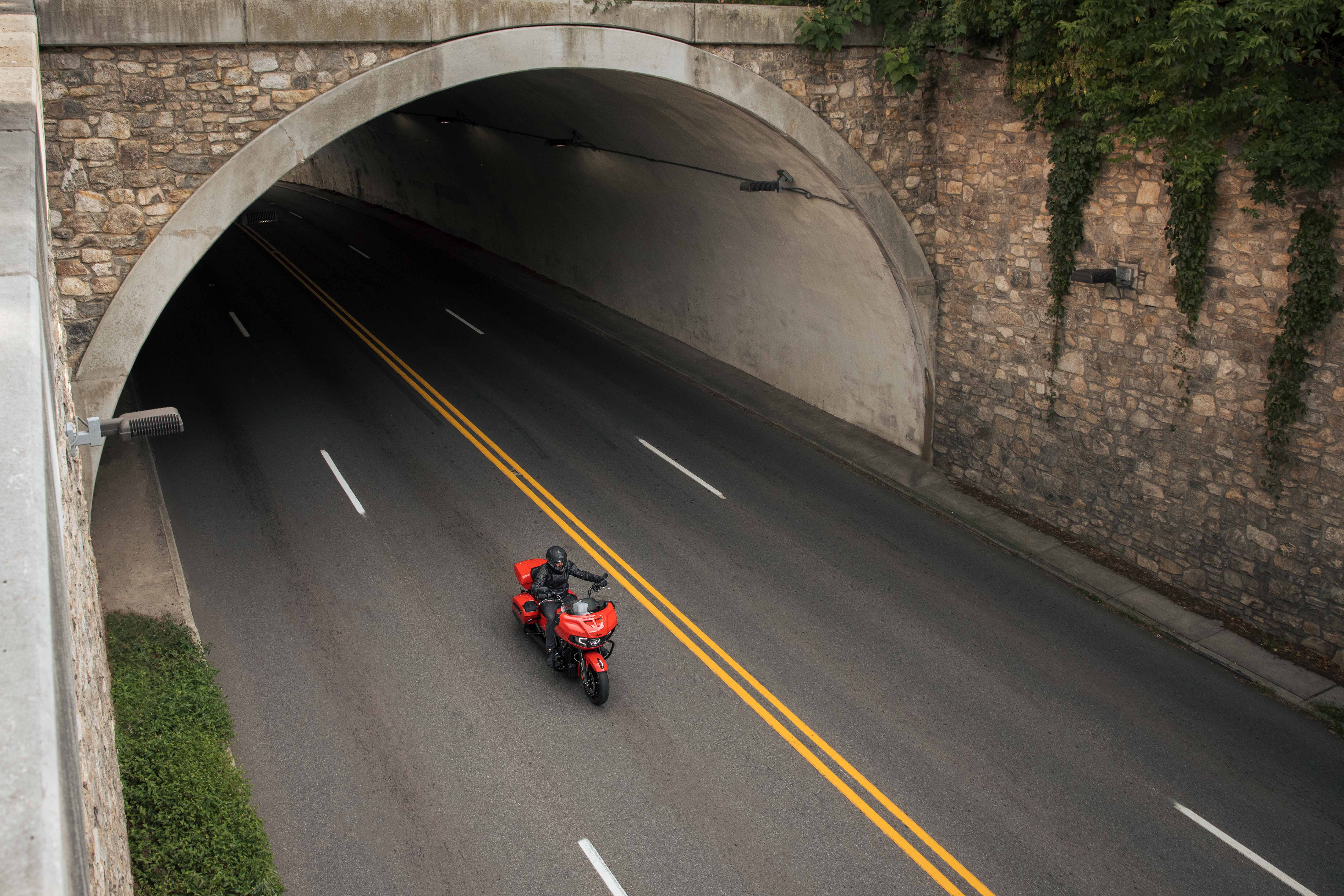 2023-NA-IMC-CHALLENGER-DARK-HORSE-INDY-RED-OVER-BLACK-METALLIC-PGA-RIDING-113267-Edit