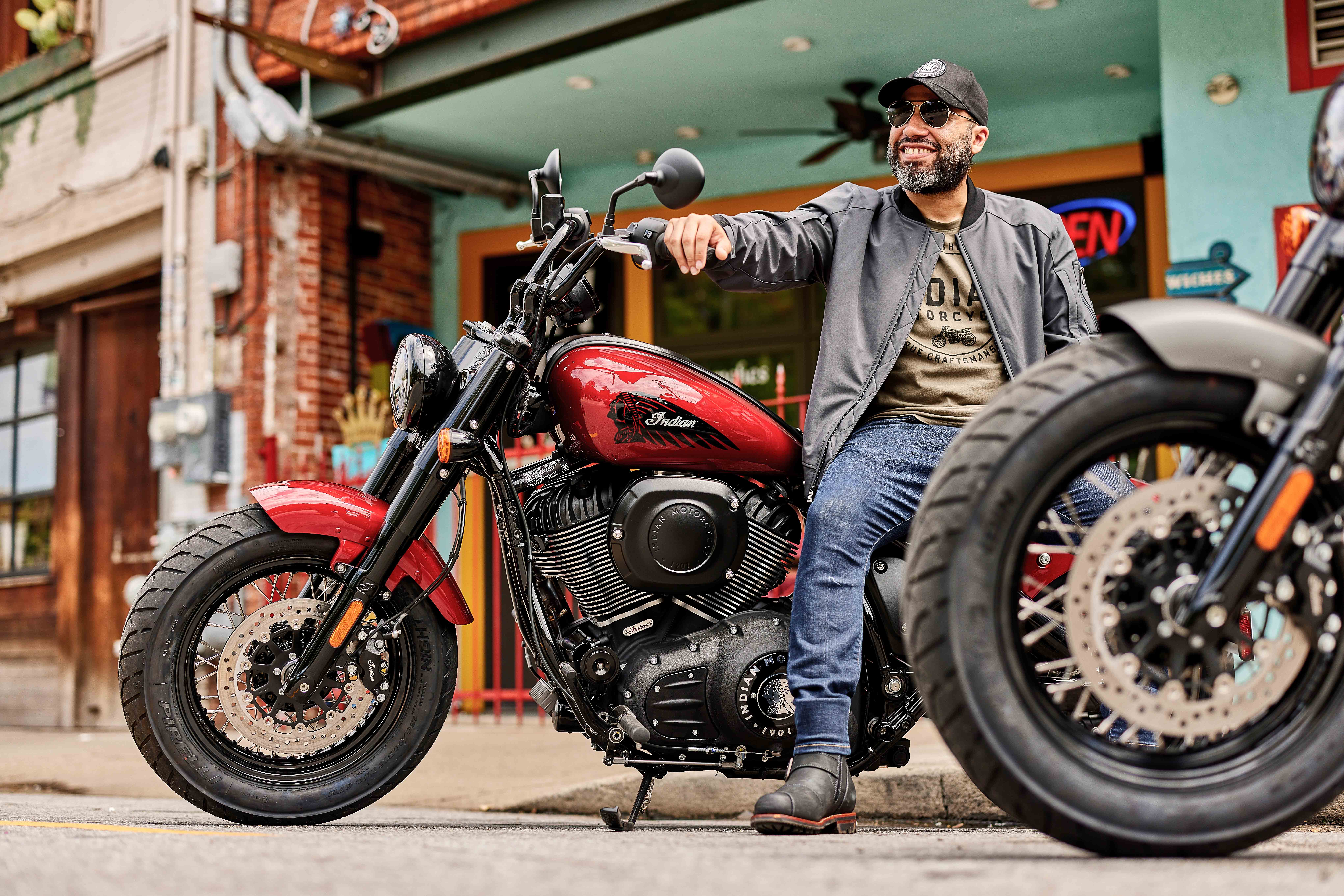 2023-NA-IMC-CHIEF-BOBBER-STYRKER-RED-METALLIC-LIFESTYLE-111647